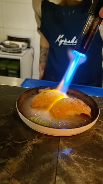 Preparación al fuego en la barra de Kyoshi