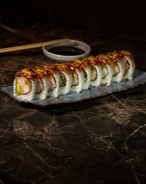 Roll de sushi sobre la barra de Kyoshi